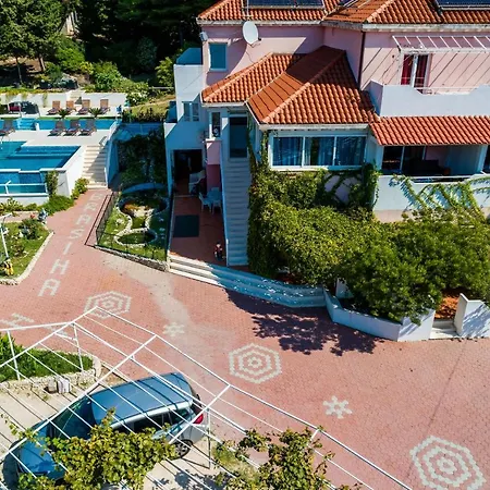 Family Friendly With A Swimming Pool Mlini, Dubrovnik - 8579 米利尼